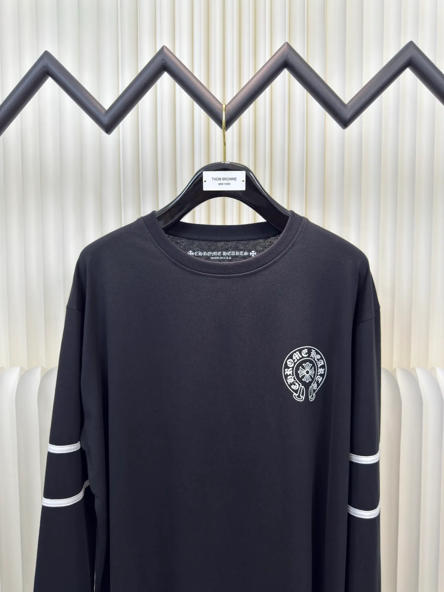 P290 Chrome Hear printed spliced ​​long sleeves. The fabric is made of 26-woven 200g cotton. Splicing design. The printing is glue printing. Customized accessories. Size S M L